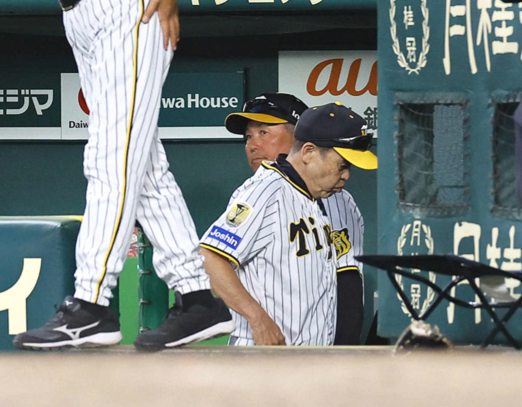 阪神対DeNA　DeNAに敗れベンチから引き揚げる阪神岡田監督（撮影・藤尾明華）