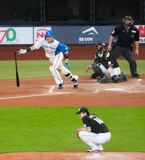 日本ハム対ロッテ　3回裏日本ハム2死二、三塁、2点適時打を放つ清宮。投手種市（撮影・江口和貴）