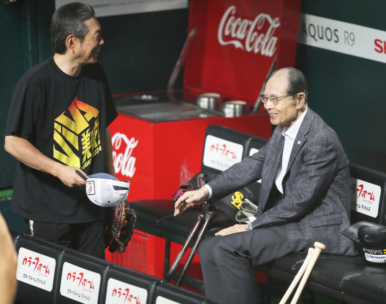 練習中に談笑するソフトバンク王球団会長（右）と小久保監督（撮影・鬼束羽瑠菜）