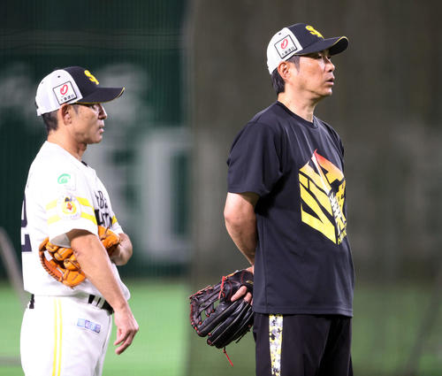 穏やかな表情でナインの練習を見守るソフトバンク小久保監督。左は奈良原（撮影・梅根麻紀）