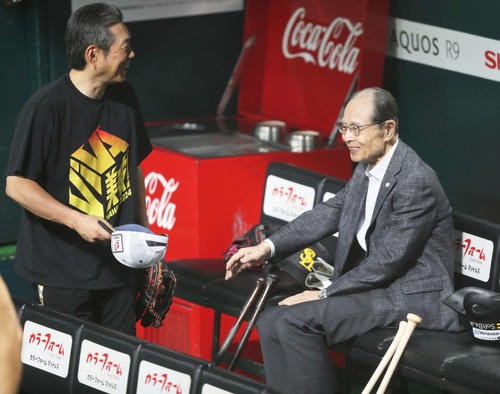 練習中に談笑するソフトバンク王球団会長（右）と小久保監督（撮影・鬼束羽瑠菜）