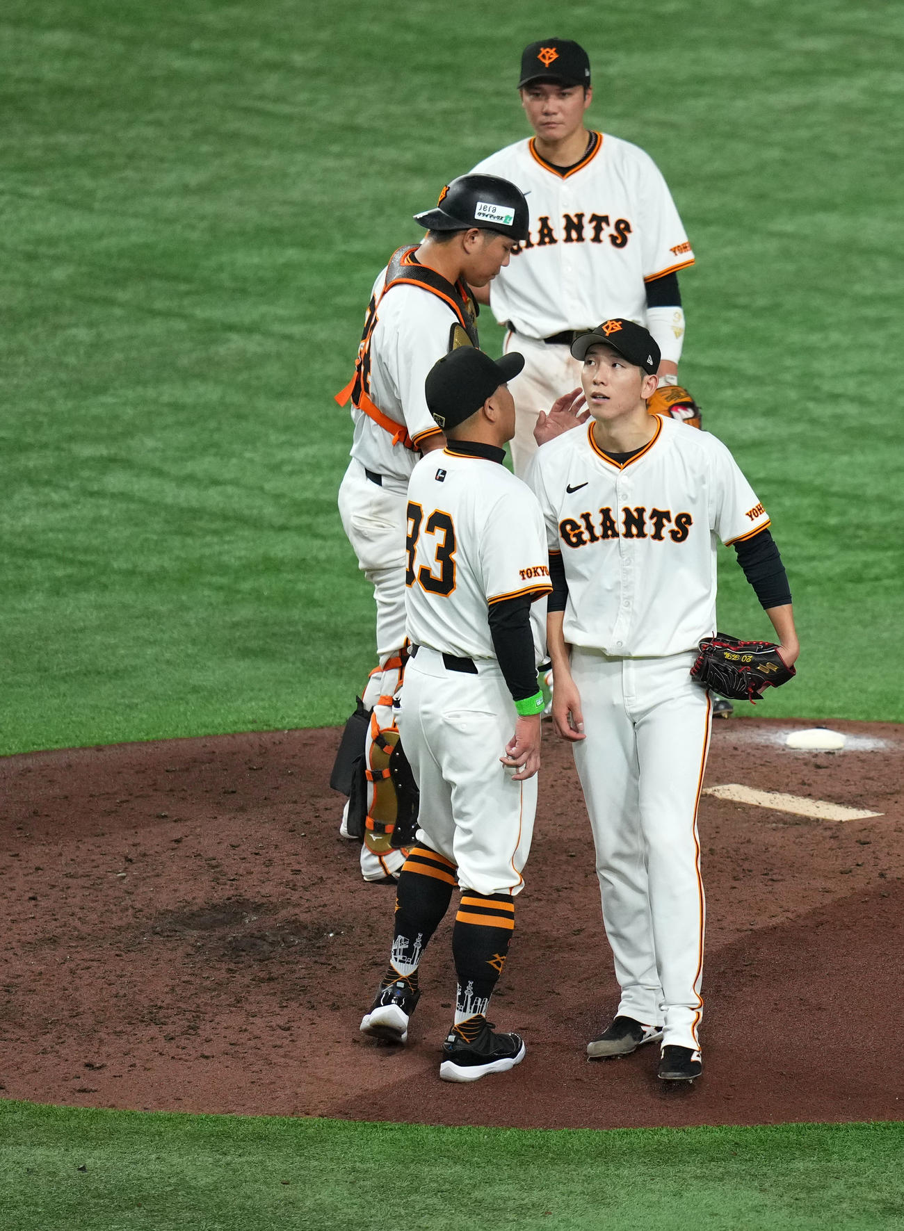 巨人対DeNA 7回表途中でマウンドを降りる巨人戸郷（手前）（撮影・横山健太）