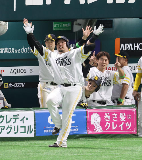 ソフトバンク対日本ハム　8回裏ソフトバンク無死、山川は左越えに本塁打を放ちベンチ前でポーズを決める（撮影・梅根麻紀）