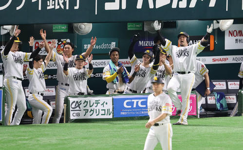 ソフトバンク対日本ハム 7回裏ソフトバンク無死、山川は2打席連続本塁打を放ち、ベンチ前で「どすこい!」ポーズを決める(撮影・梅根麻紀)