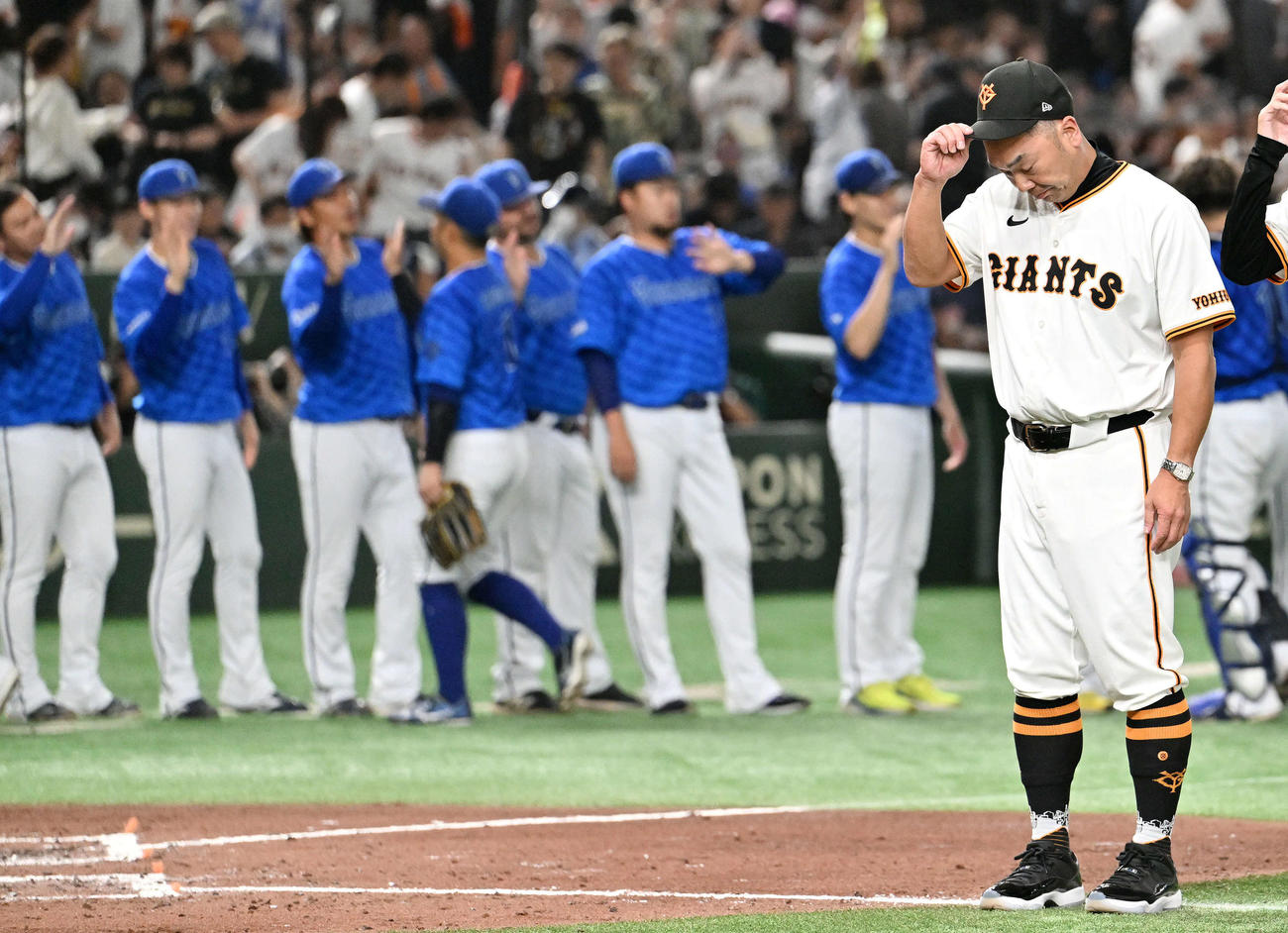 巨人対DeNA　試合に敗れあいさつする巨人阿部監督（撮影・滝沢徹郎）