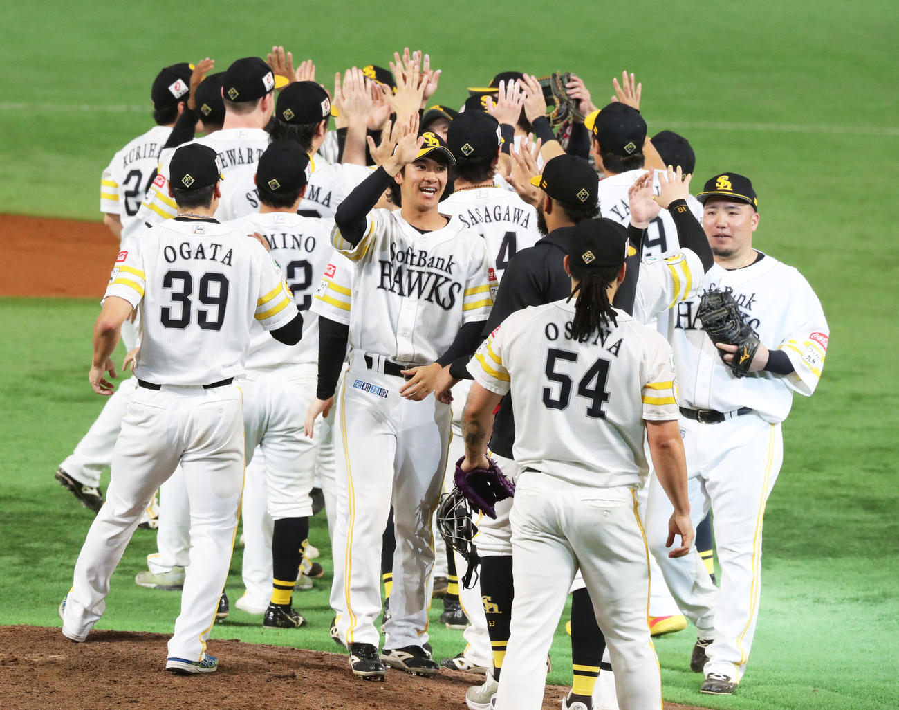 ソフトバンク対日本ハム　日本ハムに勝利し、日本シリーズ進出を決め喜ぶソフトバンクナイン（撮影・鬼束羽瑠菜）