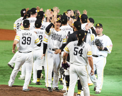 ソフトバンク対日本ハム　日本ハムに勝利し、日本シリーズ進出を決め喜ぶソフトバンクナイン（撮影・鬼束羽瑠菜）
