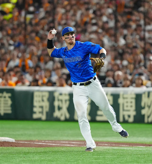 巨人対DeNA 7回裏巨人1死二、三塁、代打長野の一ゴロを捕球し本塁へ悪送球するオースティン（撮影・江口和貴）
