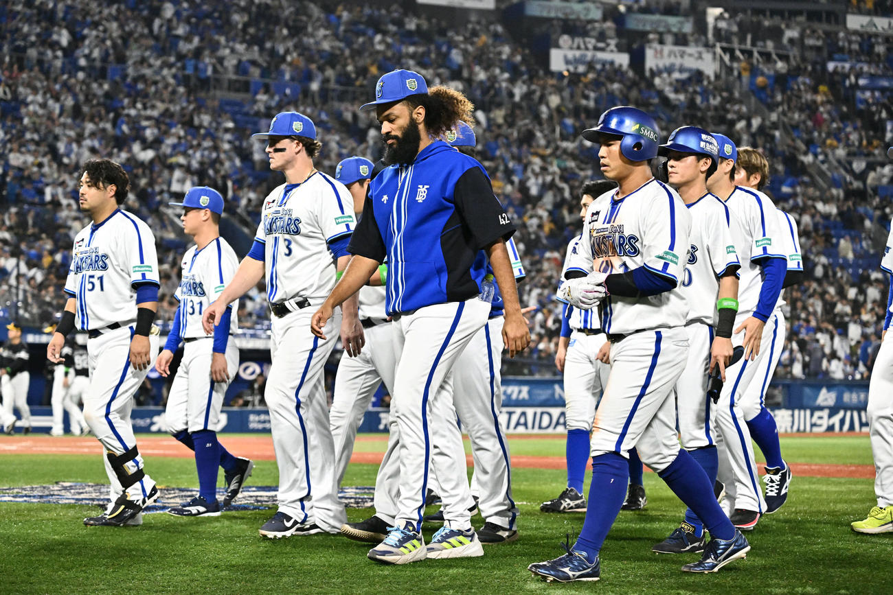 DeNA対ソフトバンク　試合に敗れ浮かない表情で引き揚げるDeNAの選手たち（撮影・滝沢徹郎）