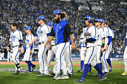 DeNA対ソフトバンク　試合に敗れ浮かない表情で引き揚げるDeNAの選手たち（撮影・滝沢徹郎）