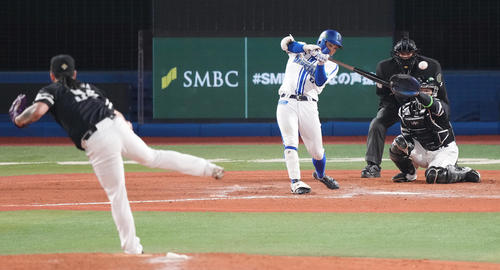 DeNA対ソフトバンク　9回裏DeNA2死一塁、左前適時打を放つ森敬。投手オスナ（撮影・鈴木みどり）