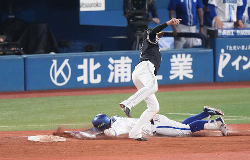 DeNA対ソフトバンク　9回裏DeNA2死一、三塁、オスナの悪送球で出塁する桑原。一塁手川瀬（撮影・鈴木みどり）