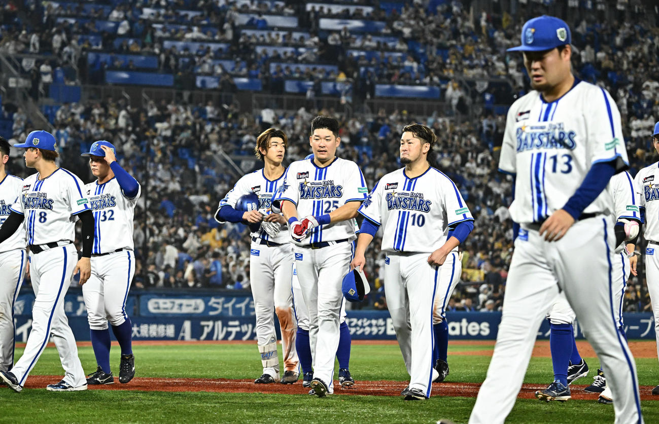 DeNA対ソフトバンク　2連敗し悔しげに引き揚げる筒香（中央）らDeNAの選手たち（撮影・滝沢徹郎）