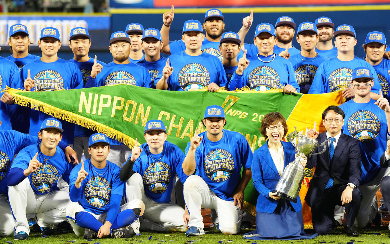 DeNA対ソフトバンク　優勝ペナントを手に写真に納まるDeNA三浦監督ら（撮影・江口和貴）