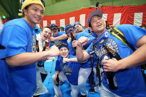 サワヤン（左から2人目）とデスターシャポーズを決めるDeNA牧（左奥）、桑原（右）ら（撮影・たえ見朱実）