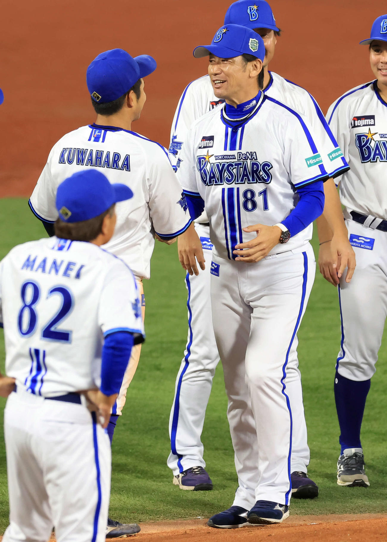 DeNA対ソフトバンク　日本一を決め握手するDeNA三浦監督と桑原（撮影・浅見桂子）
