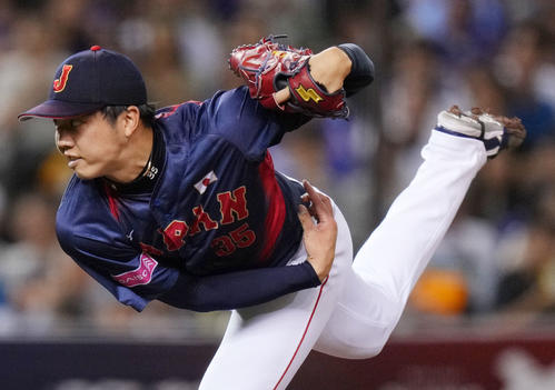 日本対台湾　力投する日本先発の才木（撮影・横山健太）