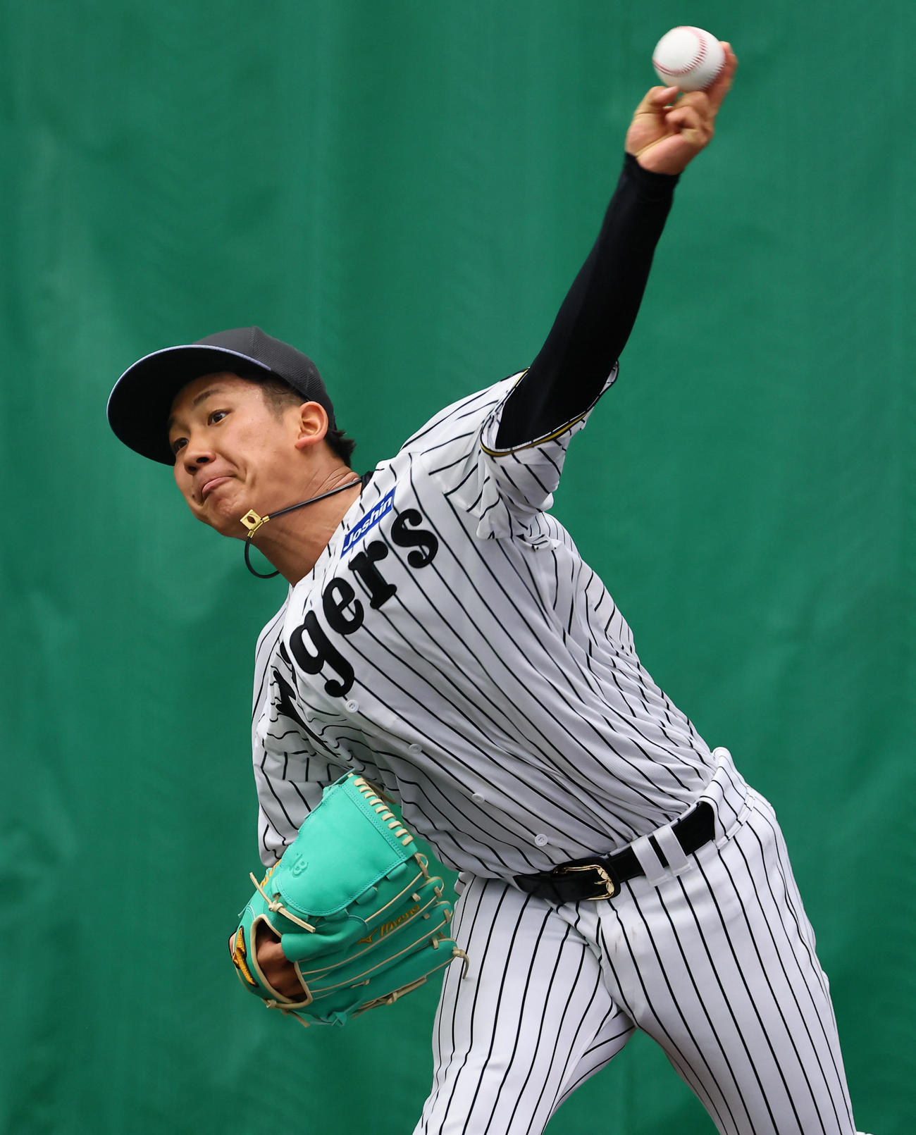 ブルペンで投球練習をする伊原（撮影・藤尾明華）