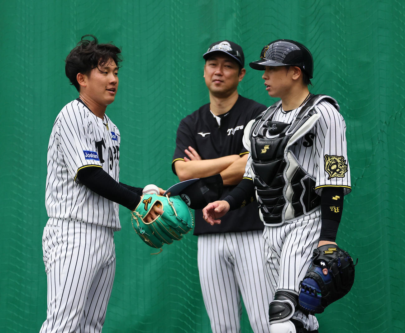 ブルペン投球を終え、梅野（右）と話しをする伊原（撮影・藤尾明華）