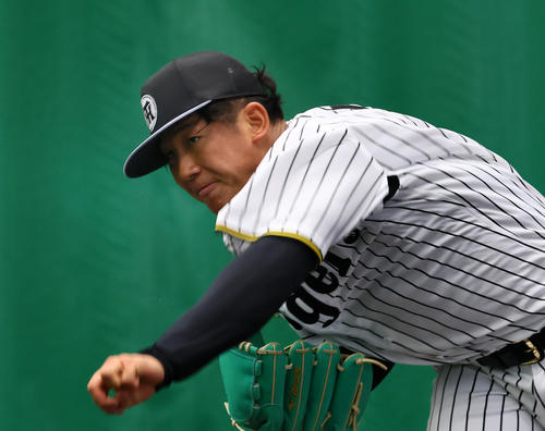 ブルペンで投球練習をする伊原（撮影・藤尾明華）