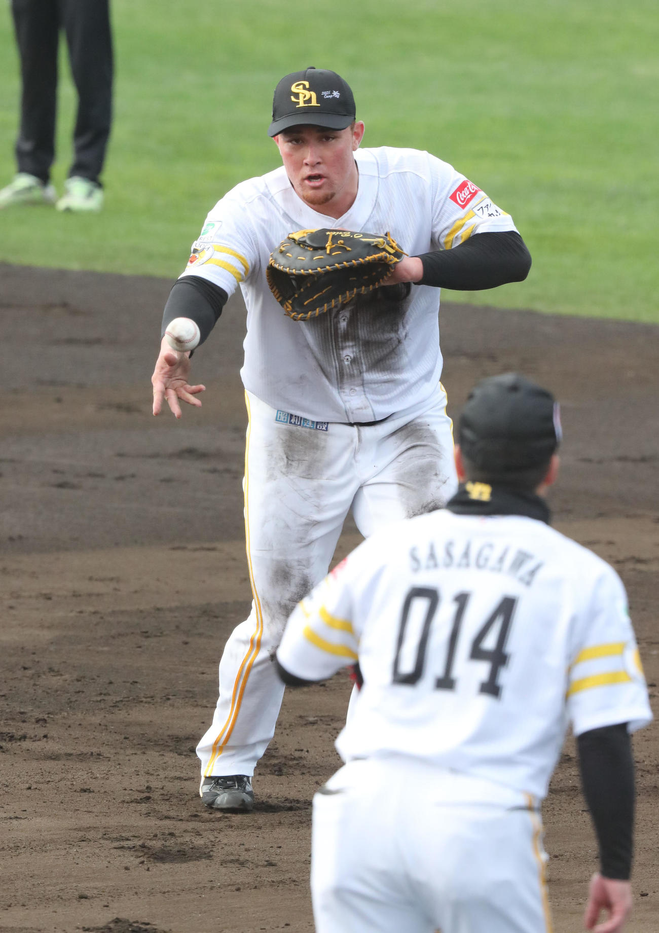 内野ノックで軽快な動きを見せるリチャード（撮影・梅根麻紀）
