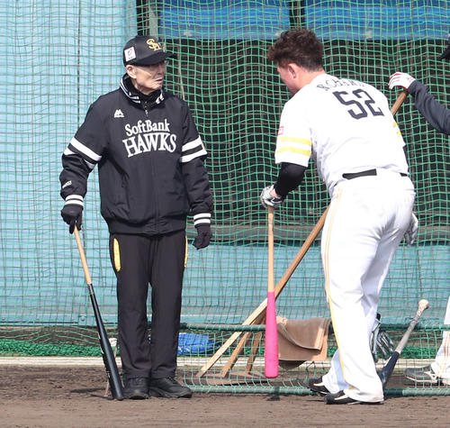 リチャードに声をかける王球団会長（撮影・梅根麻紀）