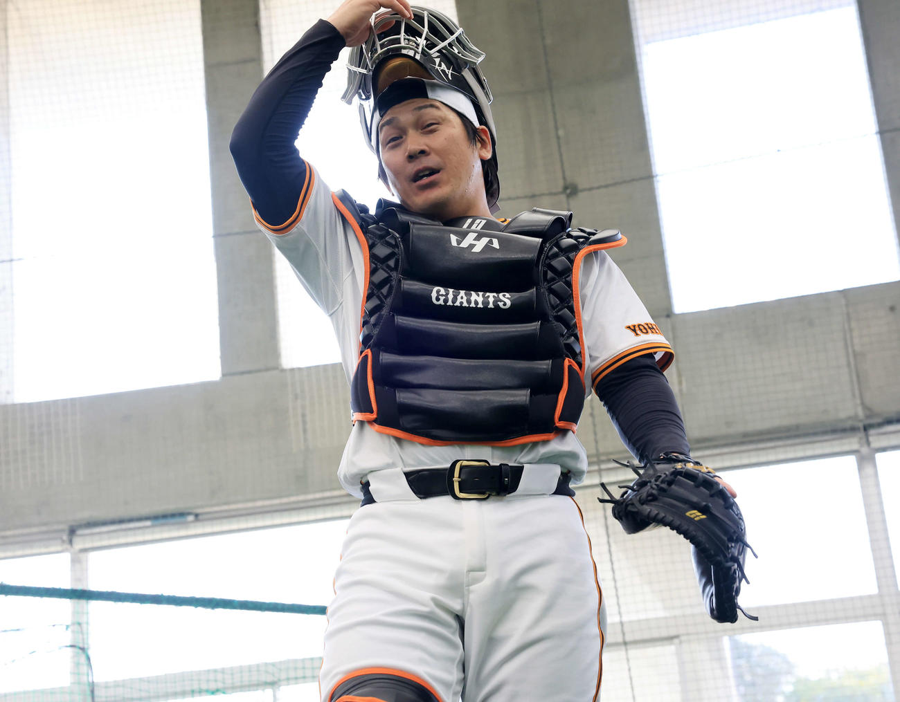 キャンプ3日目、捕球練習中、マスクを取って、苦しそうな表情の巨人甲斐（2025年2月3日撮影）