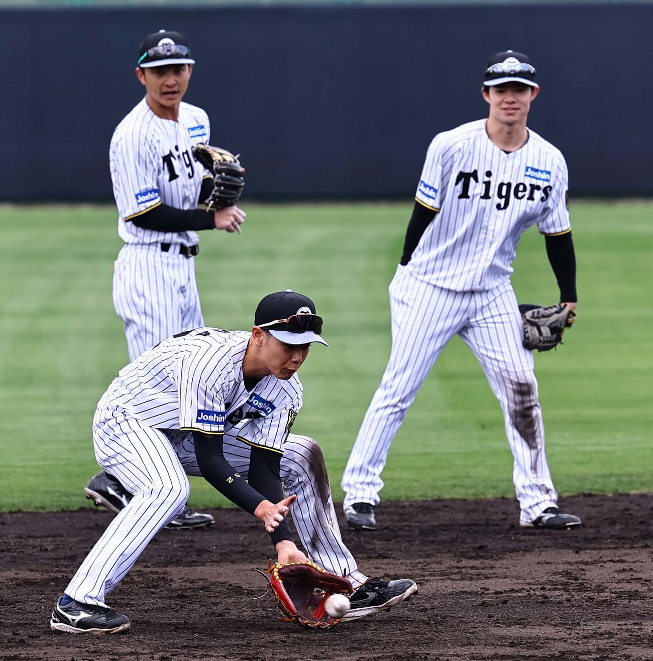 シートノックを受ける山田（手前）（撮影・上田博志）