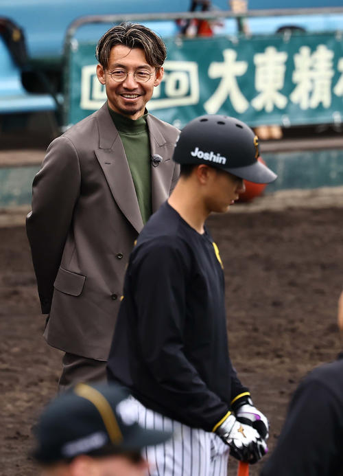 山田脩也（手前）の可能性に笑顔を見せる本紙評論家の鳥谷敬氏（撮影・上田博志）