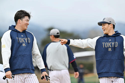 談笑するヤクルト村上（左）と塩見（2025年2月2日撮影）