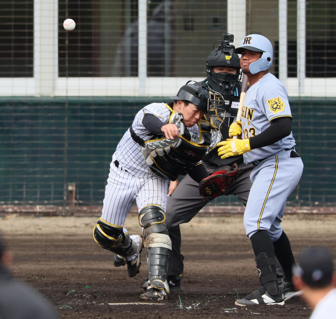 紅白戦　3回表紅組2死一塁、中川は打者アルナエスのとき一塁走者野口の二塁盗塁を阻止するため送球するがセーフとなる（撮影・加藤哉）