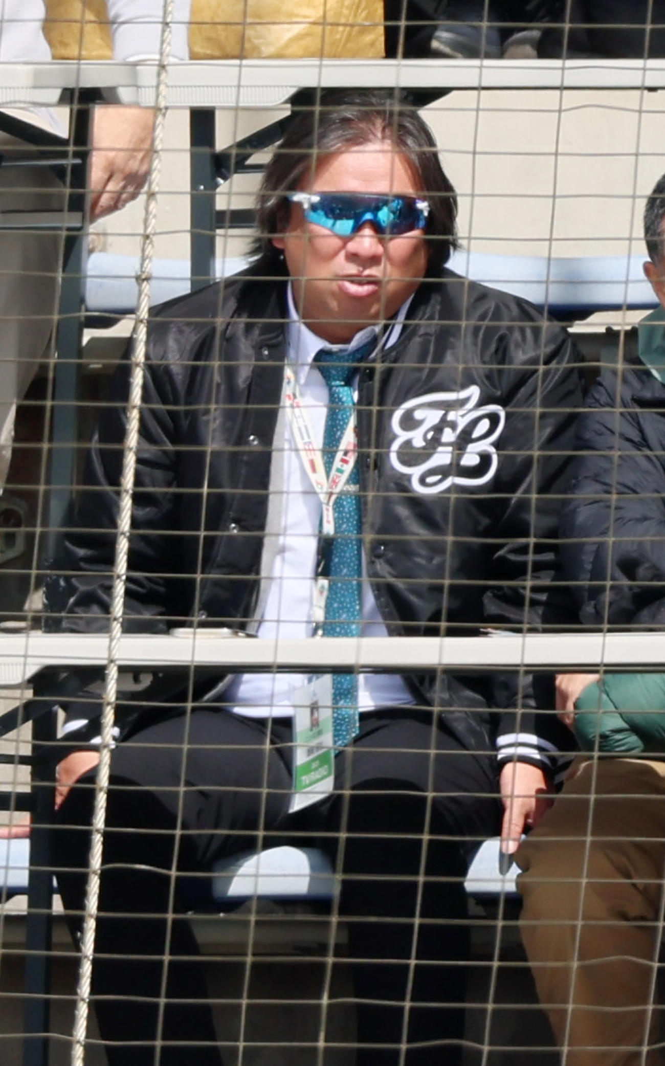 紅白戦　観戦する日刊スポーツ評論家の里崎氏（撮影・加藤哉）