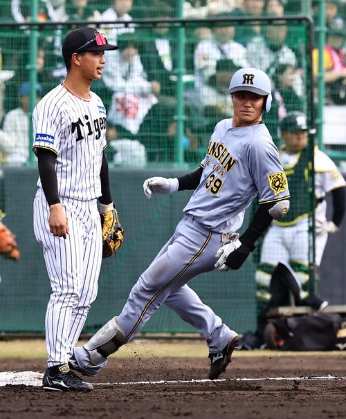 紅白戦　4回表紅組2死一塁、栄枝は右中間へ適時三塁打を放つ（撮影・上田博志）