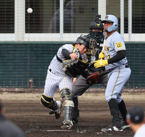 紅白戦　3回表紅組2死一塁、中川は打者アルナエスのとき一塁走者野口の二塁盗塁を阻止するため送球するがセーフとなる（撮影・加藤哉）