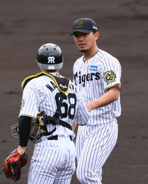 紅白戦　1回を終え、中川と話しをする白組伊藤将（撮影・藤尾明華）