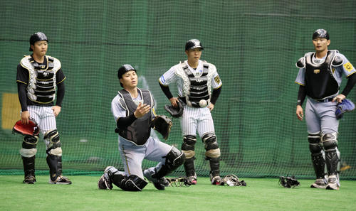紅白戦を終えドーム内で特守を行う左から中川、栄枝、藤田、町田（撮影・加藤哉）
