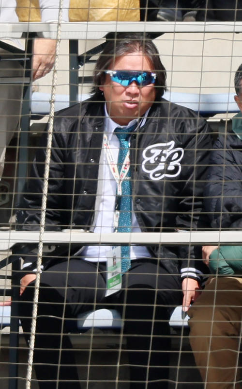 紅白戦　観戦する日刊スポーツ評論家の里崎氏（撮影・加藤哉）