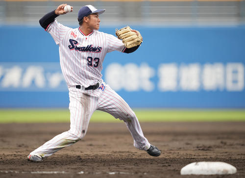 三ゴロをさばくヤクルト橋本星哉（2024年11月10日撮影）