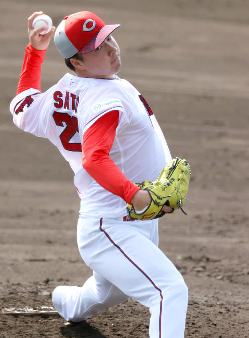 シート打撃で投球する広島佐藤柳之介（撮影・上山淳一）
