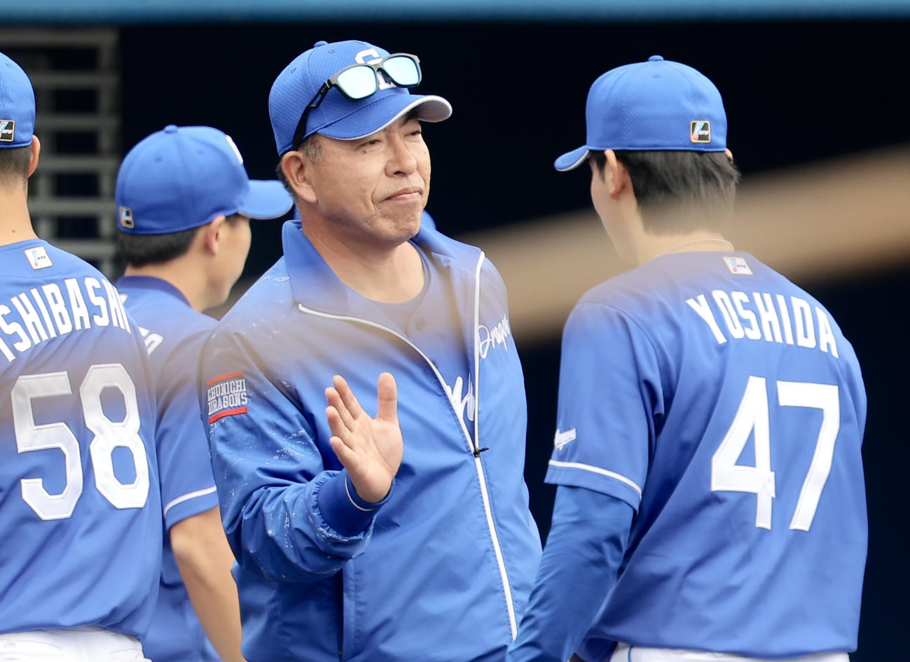 DeNA対中日　DeNAに勝利し、ナインを迎える中日井上監督（撮影・河田真司）