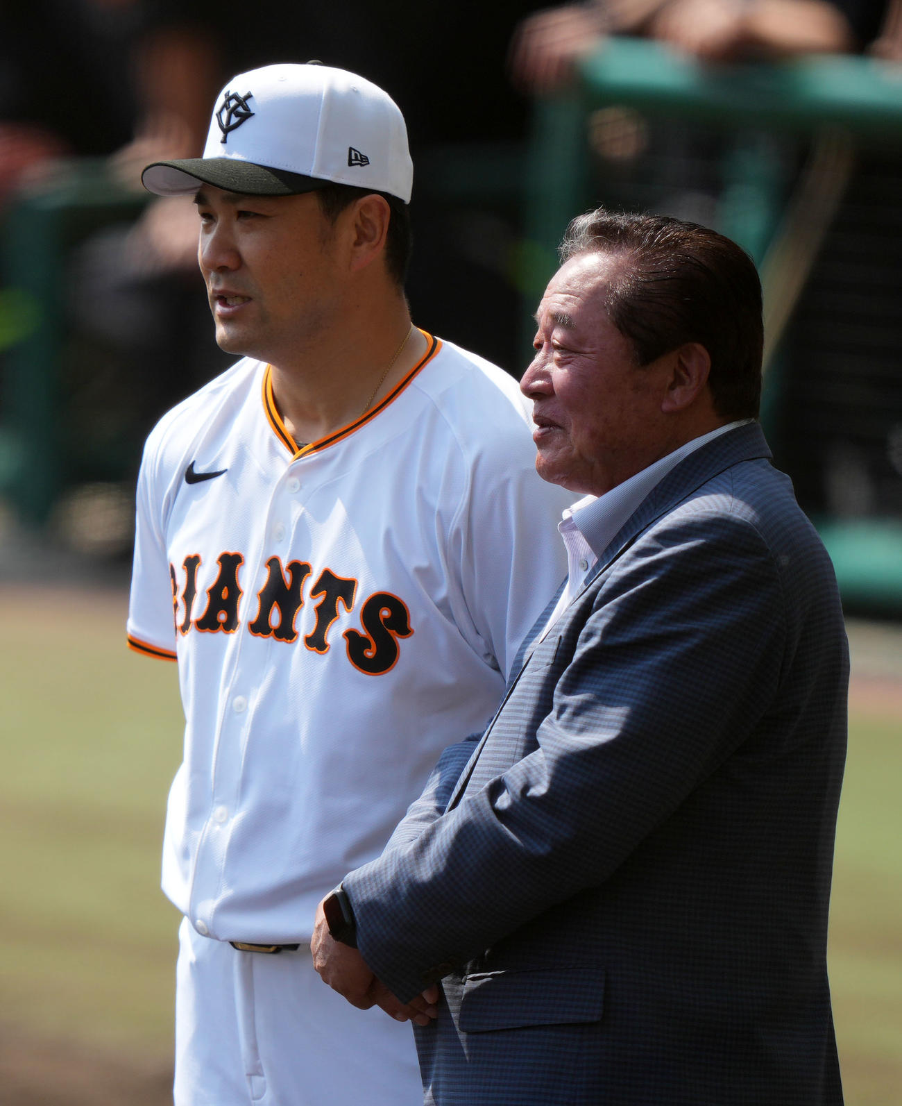 ライブBPを終えた巨人田中将（左）と言葉を交わす梨田昌孝氏（撮影・横山健太）