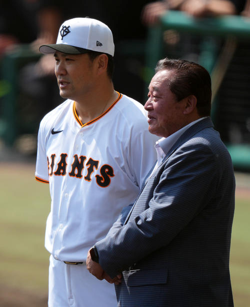 ライブBPを終えた巨人田中将（左）と言葉を交わす梨田昌孝氏（撮影・横山健太）
