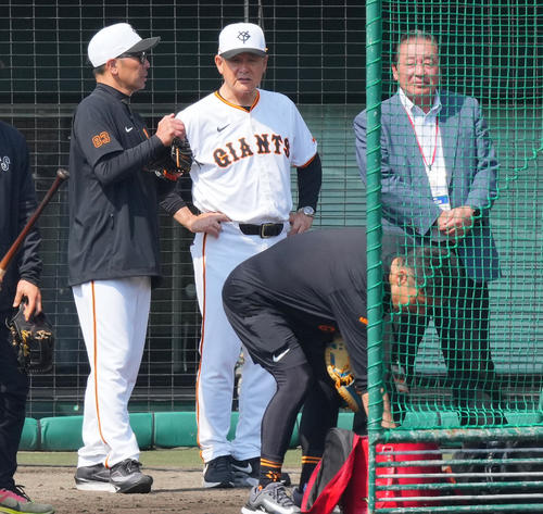 ライブBP中に言葉を交わす巨人阿部監督（左）、久保巡回投手コーチ（中央）、梨田氏（撮影・垰建太）