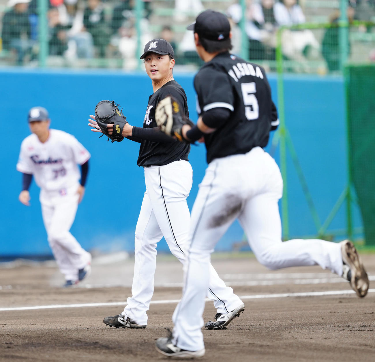 ヤクルト対ロッテ　3回裏終了後、ベンチに引き揚げるロッテ先発の田中晴（撮影・江口和貴）