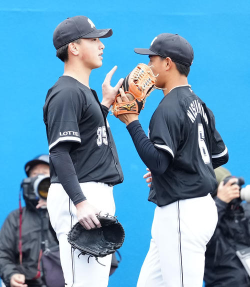 ヤクルト対ロッテ　2回裏終了後、ロッテ西川（右）とタッチを交わす先発の田中晴（撮影・江口和貴）