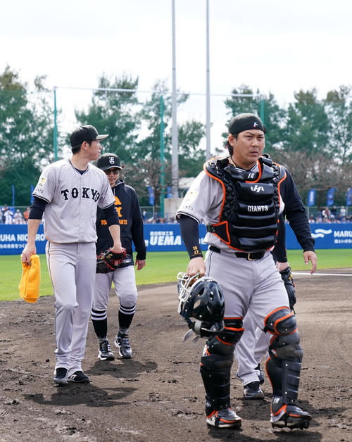 DeNA対巨人　試合に臨む巨人戸郷（左）と甲斐（撮影・横山健太）