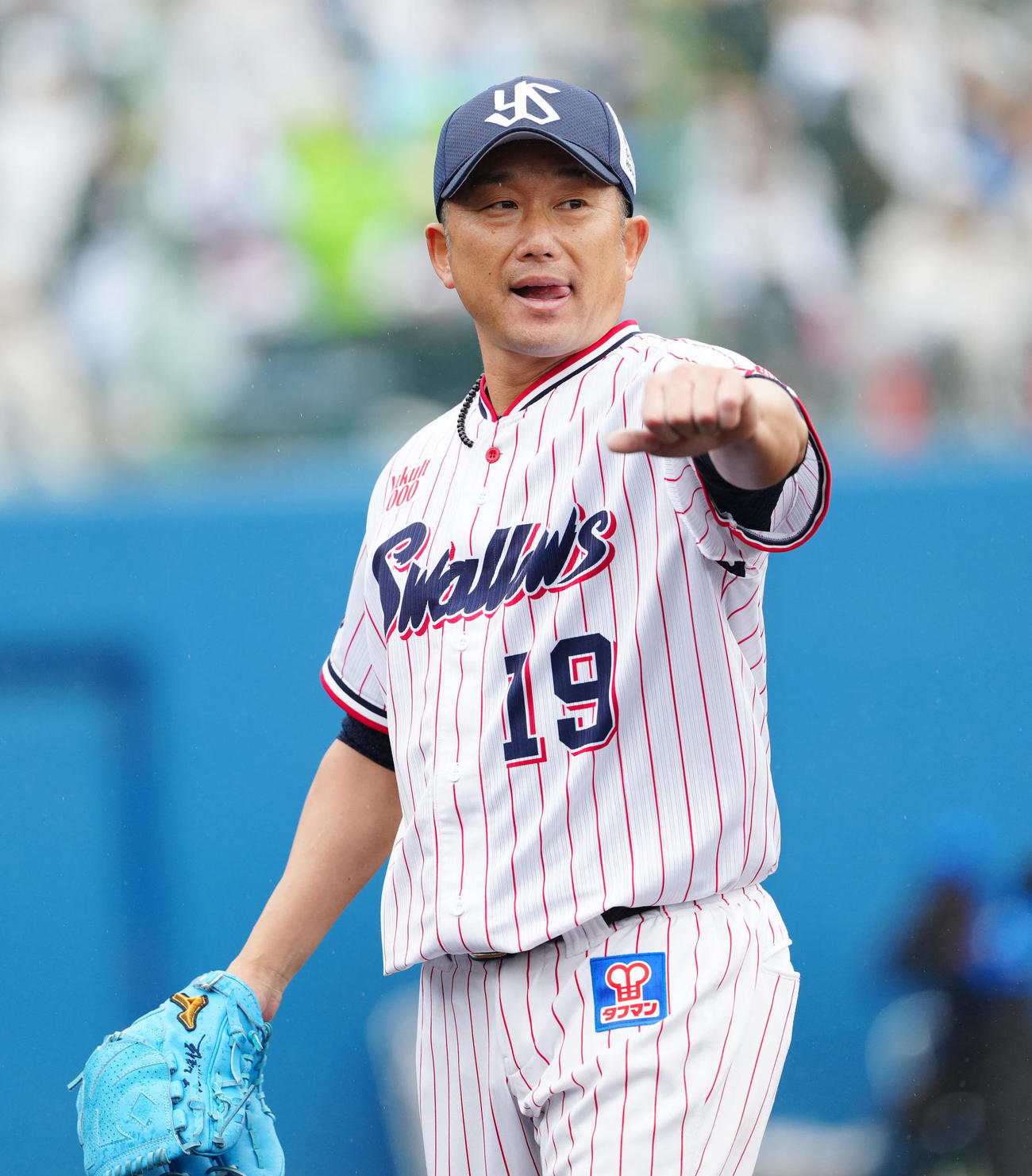 ヤクルト対DeNA 2回表終了後、ベンチに引き揚げるヤクルト先発の石川（撮影・江口和貴）