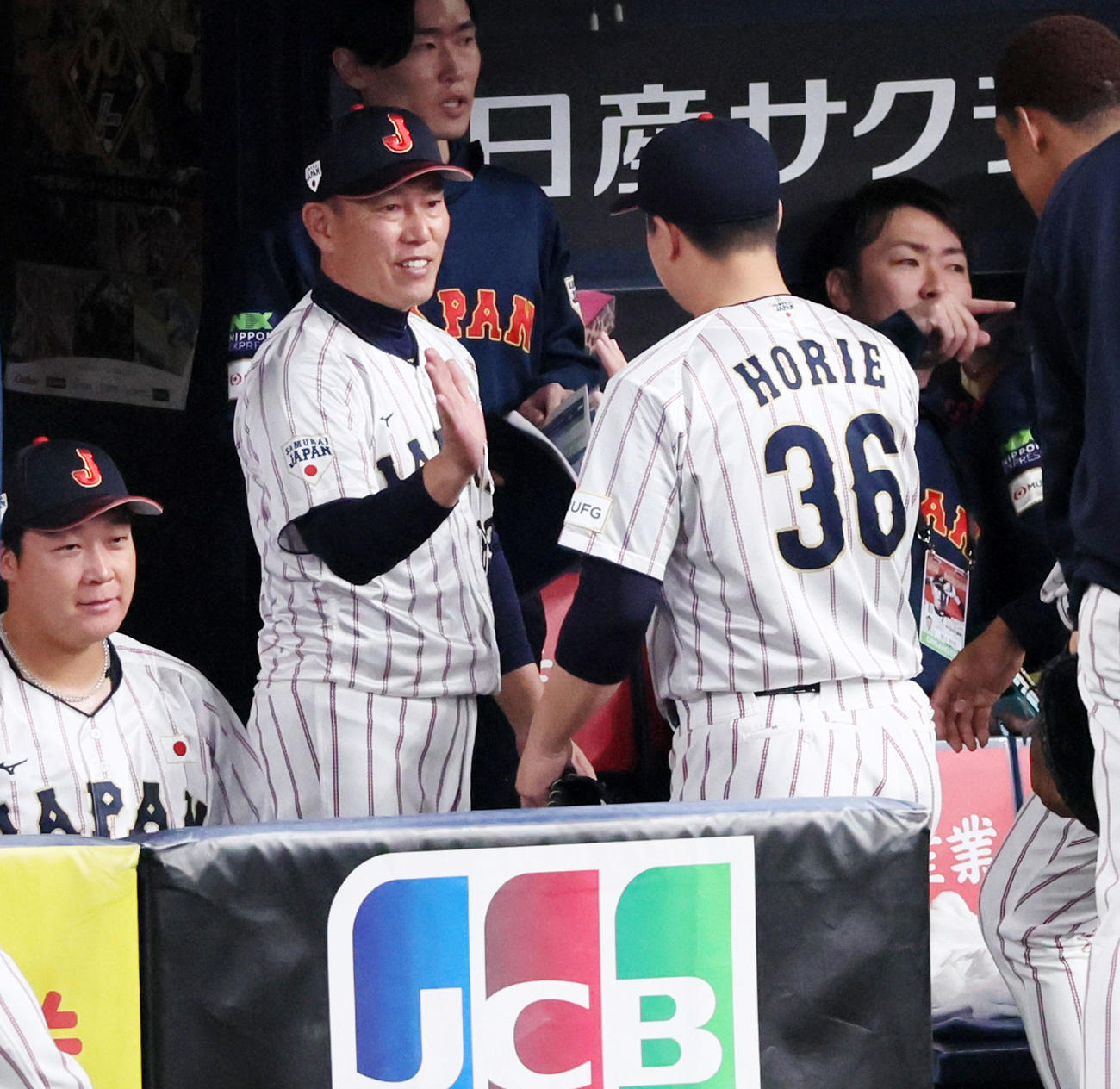 日本対オランダ　4回表に日本2番手で登板した塹江（右）をベンチで出迎える井端監督（撮影・加藤哉）