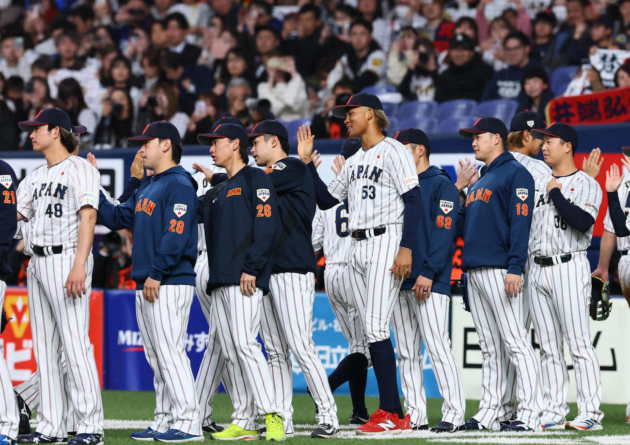 日本対オランダ　オランダに勝利し、ナインを出迎える日本水谷（中央）（撮影・藤尾明華）