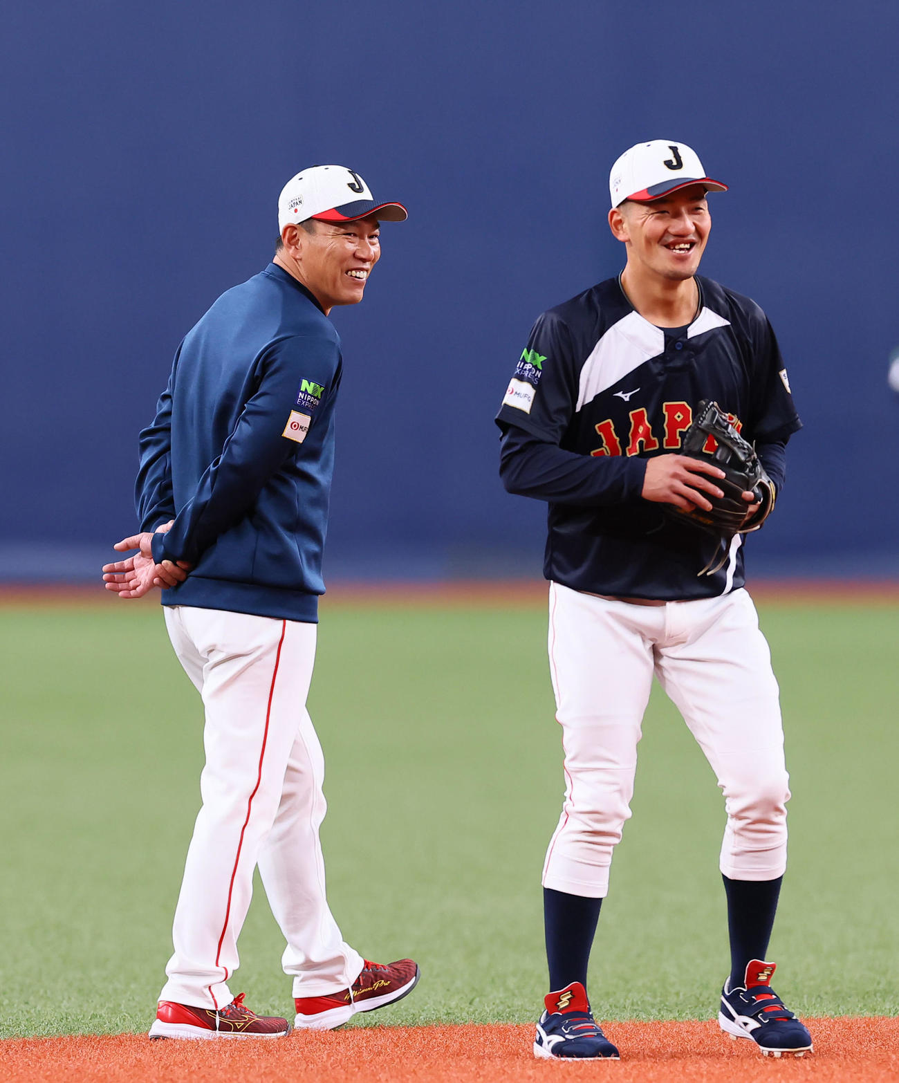 オランダ対日本　矢野雅哉に声をかける日本井端監督（撮影・藤尾明華）
